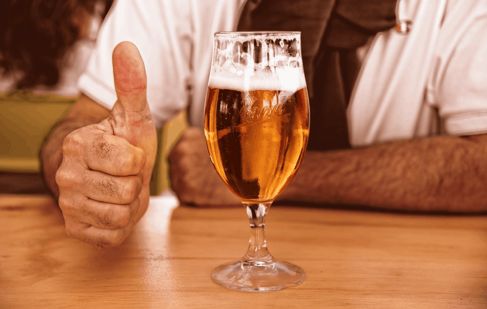 DEDA MILORAD (90) VEĆ POLA VEKA PIJE PIVO UMESTO VODE: Otkrio kako se sada oseća zbog toga!  